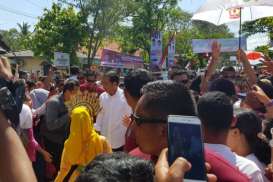 Jokowi Berjalan Kaki Menuju Lokasi Kampanye di Kabupaten Asahan