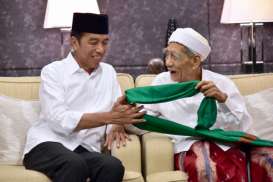 Mbah Moen Serahkan Serban, Habin Luthfi Serahkan Tasbih ke Jokowi