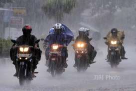 Cuaca Indonesia 27 April: Bakal Hujan di Bandung, Surabaya, Makassar