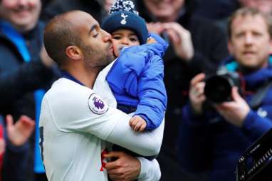 Mauricio Pochettino Berderai Air Mata : Lucas Moura Superhero Spurs