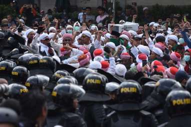 AKSI 22 MEI : Massa Bertambah, Orasi Demonstran di Kantor Bawaslu Dimulai