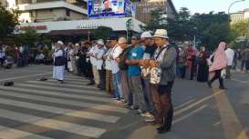 Sejumlah Peserta Aksi 22 Mei Salat Gaib dan Gelar Doa di Perempatan Sarinah