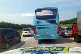 JELAJAH LEBARAN JAWA-BALI: Tol Batang Semarang Padat, Pemudik agar Perhatikan Marka Jalan