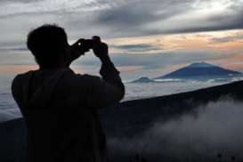 Seorang Pendaki Dievakuasi dari Gunung Sindoro Akibat Cedera