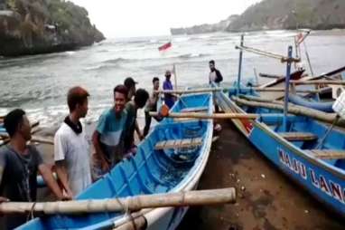 Gelombang Tinggi Mengancam, Perahu Nelayan di Baron Diamankan. Waspadai Wisata Pantai