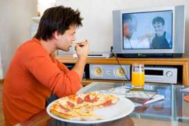 Terlalu Lama Duduk di Depan TV Membahayakan Kesehatan