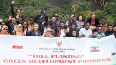 Ramai-ramai Tanam Pohon untuk Penghijauan di KBRI Addis Ababa