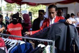 Di Sela Kunjungan ke Tapanuli, Presiden Jokowi Beli Jaket Ulos