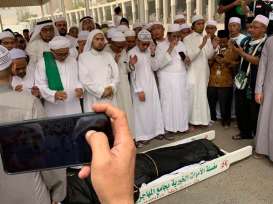 Ribuan Pelayat Hadiri Pemakaman Mbah Moen di Pemakaman Ma'la, Makkah
