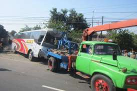Foto-Foto Bus Mira Gasak Tiga Rumah di Pinggir Jl. Solo-Jogja