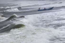 Gelombang di Pantai Selatan Capai 5 Meter, Nelayan dan Usaha Wisata Diminta Waspada