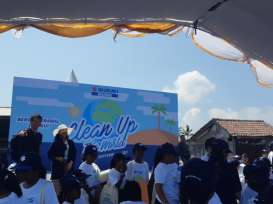 Suzuki Indomobil Sales (SIS) Ajak Siswa SD Bersih-Bersih Pantai Kusamba