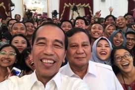 Cekrek! Jokowi Ajak Prabowo dan Wartawan Foto Selfie