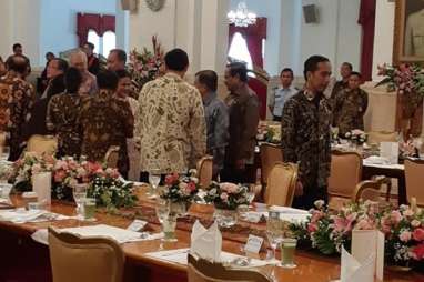 Ketika Jokowi-JK 'Berkokok' di Depan Para Menteri