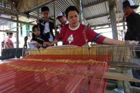 Menkop dan UKM Minta Perajin Songket Jangan Tergantung Bahan Baku Impor