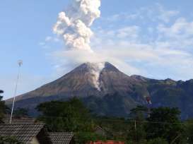 Gunung Merapi Erupsi, Masyarakat Tetap Beraktivitas