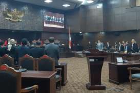 Gugatan UU KPK : Presiden Jokowi dan Puan Maharani Kirim Wakil Hadiri Sidang MK