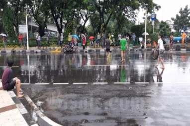 Mereka yang Bersenang-Senang Kala Banjir Mengepung Jakarta