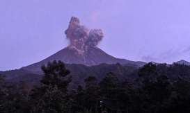 BERITA FOTO : Gunung Merapi Kembali Erupsi