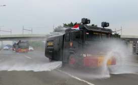 Cegah Corona, Hutama Karya Semprot Disinfektan di Tol JORR S 