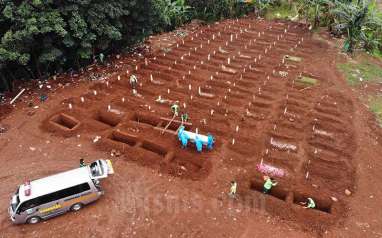 BERITA FOTO : Korban Meninggal Akibat Covid-19 Terus Bertambah, Begini Prosesi Pemakamannya