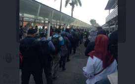 Antrean Penumpang KRL Membeludak di Luar Stasiun Bogor Senin Pagi 22 Juni