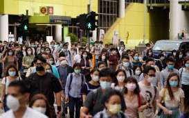 Hong Kong Perpanjang Social Distancing, Pasar Saham Terseok-seok