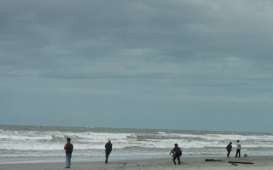 Menapaki Pesisir Panjang di Pantai Panjang