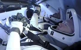 Kapsul SpaceX Kembali ke Bumi dengan Gaya Retro