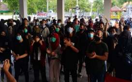 Demonstran Tolak UU Cipta Kerja Duduki Ruang Sidang DPRD Sragen   