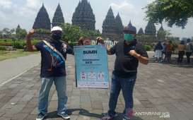 Satgas Covid-19 BUMN Bagikan 1.000 Masker di Candi Prambanan