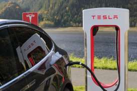 Tesla Produksi Pengisi Daya Mobil Listrik di China
