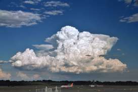 Cuaca Penerbangan:  Awan Cumulonimbus Masih Berpotensi Terjadi