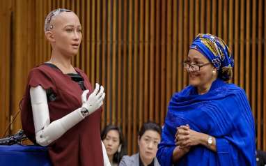 Robot Humanoid Sophia Jual Karya Seni NFT Seharga Rp10 Miliar