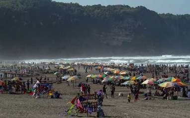 Foto-Foto Lautan Manusia di Pantai Parangtritis Yogyakarta