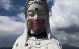 Lawan Covid-19, Patung Budha Raksasa di Jepang Pakai Masker