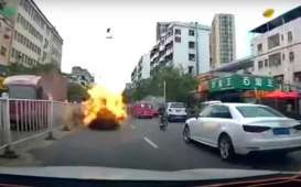 Tonton Video Mobil Toyota Meledak Secara Tiba-Tiba di Tengah Jalan