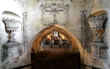 Menjelajah Osuarium Sedlec, Gereja Tengkorak di Ceko