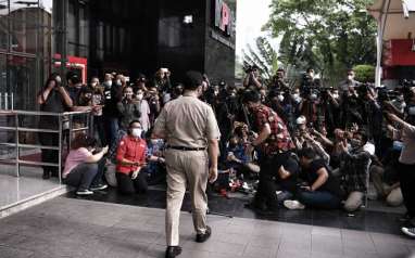 Foto-Foto Anies Baswedan Dengan Percaya Diri Menghampiri Wartawan di KPK