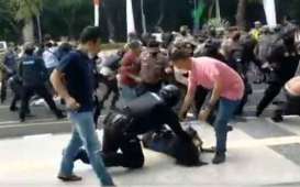 Anggota DPR dan Jubir Presiden Sesalkan Aksi Polisi Banting Mahasiswa di Tangerang
