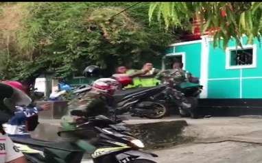 Viral, Video 2 Polisi Terlibat Adu Jotos dengan Seorang Anggota TNI di Maluku