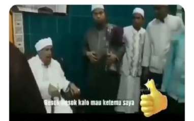 Viral Video Seorang Habib Menolak Dicium Tanggannya oleh Santri, Ini Alasannya