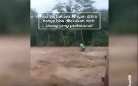 Viral Video Sejumlah Remaja di Trenggalek Terjun ke Sungai Saat Banjir