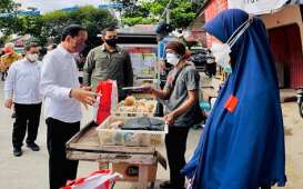 Presiden Jokowi Berikan Bantuan Modal Kerja kepada PKL di Sragen