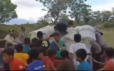 Viral Video Sejumlah Bocah Ikut Simulasi Demo Ricuh dengan Polisi, Salah Satunya Terlihat Emosi