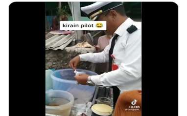 Viral Video Penjual Cimol Berpakaian Seperti Pilot, Sandiaga Uno: Marketing Tingkat Dewa