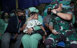 Tangis KSAD Dudung Saat Temui Anak Sertu Eka, Korban KKB Papua