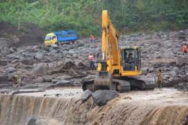 Banjir Lahar di Lereng Gunung Merapi, Truk Tertimbun Pasir di Kali Gendol