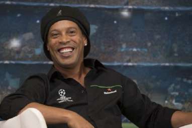 Sambut Ronaldinho, Airlangga Sebut Sepak Bola Bisa Bangkitkan Ekonomi