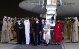 Jokowi Tiba di Abu Dhabi, Menhan Prabowo Ikut Menyambut